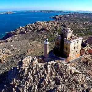 Cala del Rosario e Faro di Razzoli